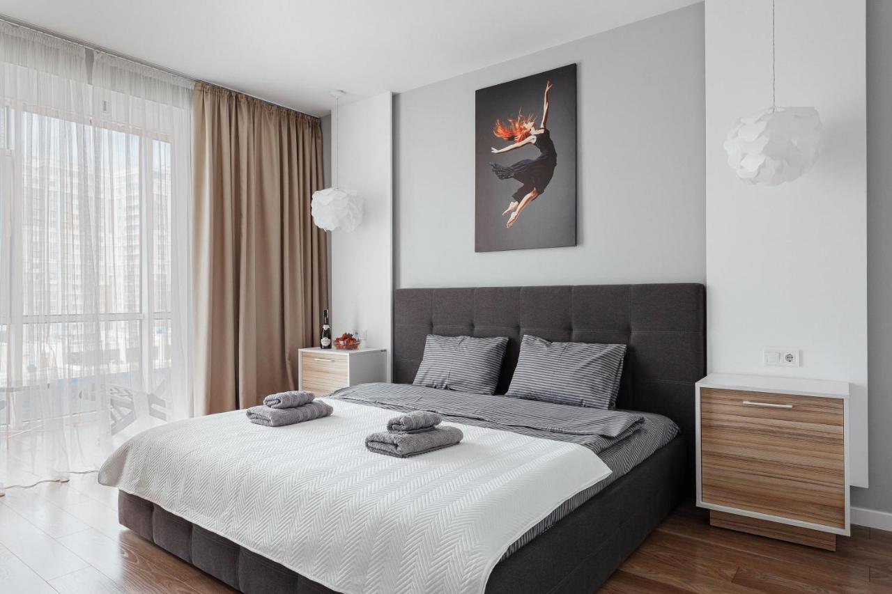 White Apartment In 12 Floor โอเดสซา ภายนอก รูปภาพ
